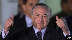 Le président brésilien, Michel Temer, fait un signe avec de ses deux pouces en quittant l'hôpital militaire de Brasilia, Brésil, 25 octobre 2017. 