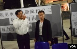 特首梁振英委任的新任嶺大校董何君堯在論壇與學生針鋒相對。（美國之音湯惠芸攝）