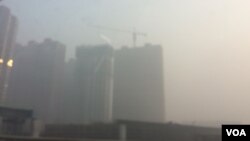 2016年12月19日下午，河北省石家庄市雾霾笼罩能见度大幅降低。（美国之音叶兵拍摄）
