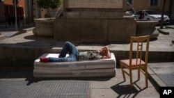 Безпритульний на вулицях Мадрида, 6 серпня 2021. (AP)