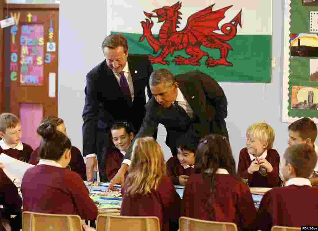 U.S. President Barack Obama joins British Prime Minister David Cameron during a visit to Mount Pleasant Primary School in Newport, Wales, Sept. 4, 2014. 