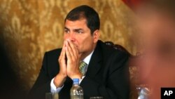 En un anuncio en Milán, en el marco de una gira por Europa, Rafael Correa dijo que existe una conspiración para “tumbar” su gobierno.
