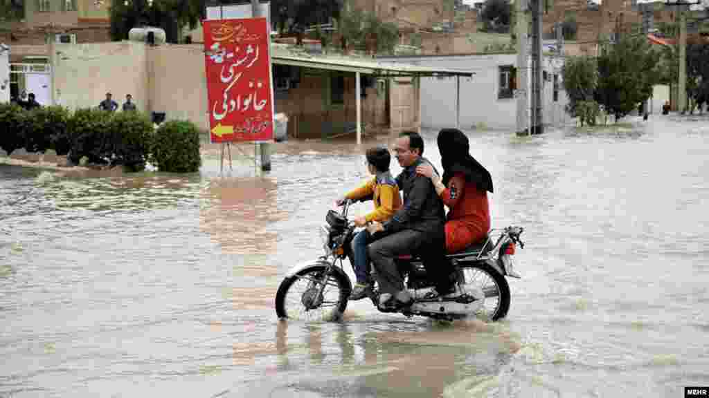 طغیان آب رودخانه دز در شمال خوزستان. عکس: مسعود محمدی، مهر