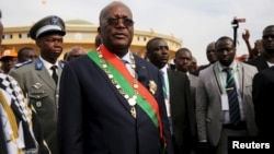 Le Président du Burkina Faso Roch Marc Kaboré quitte sa cérémonie d'investiture à Ouagadougou.