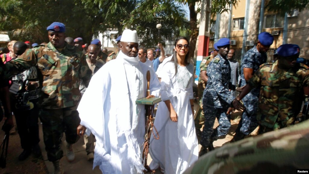 Le président gambien Yahya Jammeh et son épouse Zineb lors de l'élection présidentielle à Banjul, en Gambie, le 1er décembre 2016.