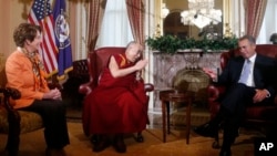 El Dalai Lama se entrevistó con el presidente republicano y la líder de la minoría demócrata de la Cámara de Representantes.
