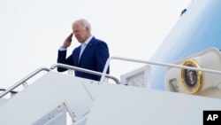 Prezidan Joe Biden salye milite yo anvan li monte abo Air Force One, avyon prezidansyel la pou'l al nan Boise, eta Idaho, Lendi 13 Sept. 2021.