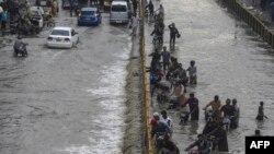 کراچی میں شدید برسات کے بعد سڑکوں پر پانی کھڑا ہے۔ 23 ستمبر، 2021ء فائل فوٹو 