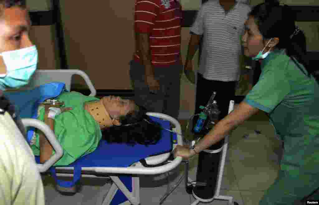 A passenger of the Lion Air plane arrives for a treatment at Kasih Ibu hospital near Denpasar, Bali, Apr. 13, 2013. 