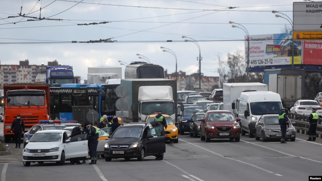 莫斯科大街上的汽车堵塞。资料照(photo:VOA)