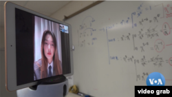 La estudiante Kristin Xiao se encuentra en cuarentena en Wuhan, China, y está tomando sus clases desde su escuela en Estados Unidos por un chat de internet.