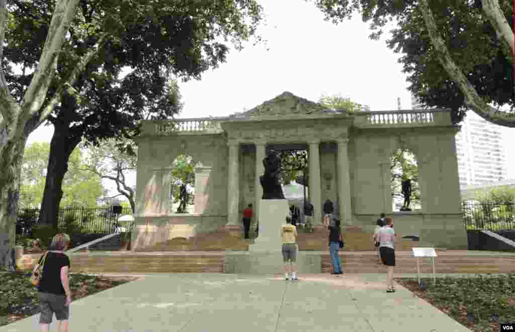 The Rodin Museum&#39;s newly refurbished entrance to the gardens, with the figure of &quot;The Thinker&quot; in the middle and figures of &quot;Adam&quot; (left) and &quot;The Shade&quot; (right). (Z. Hoke/VOA)