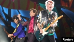 Các thành viên ban nhạc Rolling Stones trình diễn tại buổi biểu diễn miễn phí tại Ciudad Deportiva de la Habana ở Havana hôm 25/3.