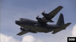 بم MOAB توسط طیارۀ C-130 انتقال و پرتاب می شود
