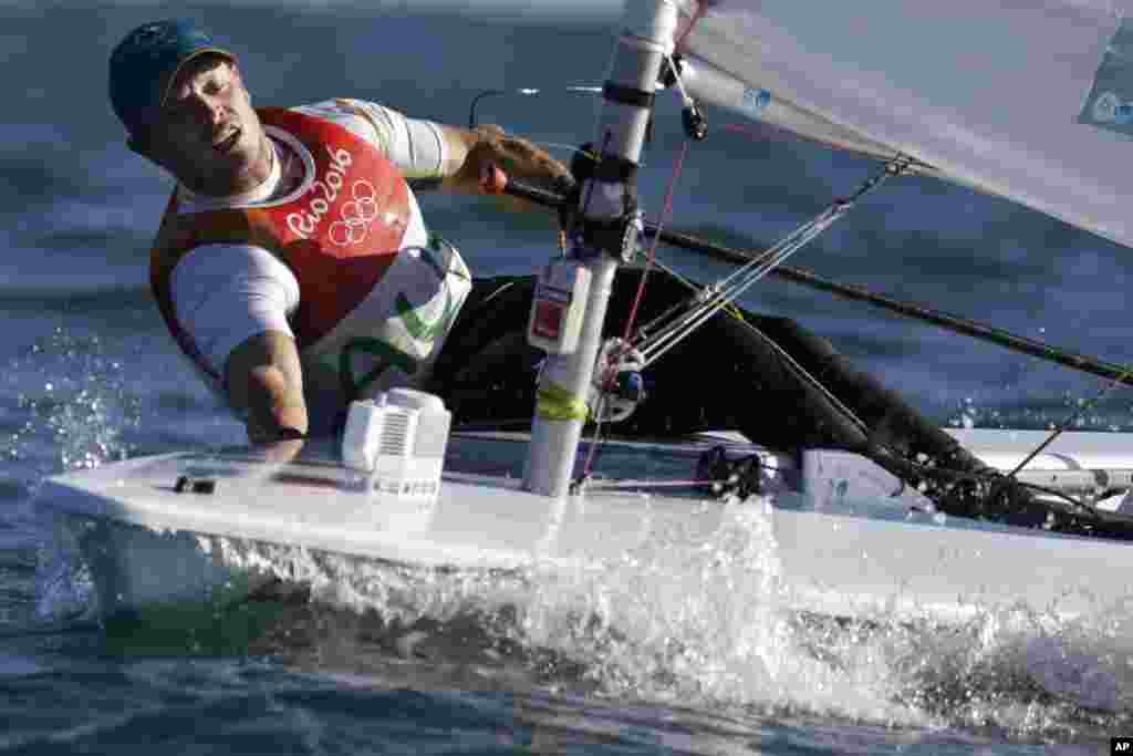 Australia's Tom Burton competes during the Laser men race at the 2016 Summer Olympics in Rio de Janeiro, Brazil, Aug. 13, 2016. 