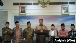 MenkoPolhukam Jenderal Purnawirawan Wiranto memberikan keterangan bersama pimpinan MUI, NU dan Muhamadiyah di kantor Presiden, Jakarta, 1 November 2016 (Foto: VOA/Andylala)