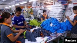 ၂၀၁၆ မေလတုန်းက ဘန်ကောက်မြို့ ထိုင်းအထည်ချုပ်စက်ရုံတွင် အလုပ်လုပ်နေသော ရွှေ့ပြောင်းအလုပ်သမားများ 