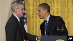အေမရိကန္သမၼတ Barack Obama နဲ႔ အသစ္ခန္႔အပ္လိုက္တဲ့ အိမ္ျဖဴေတာ္ အရာရွိခ်ဳပ္r Denis McDonough ကို အိမ္ျဖဴေတာ္တြင္ ေတြ႔ရစဥ္။