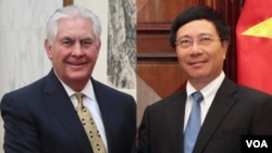 Ngoại tưởng Hoa Kỳ Rex Tillerson (trái) và Phó Thủ tướng kiêm Bộ trưởng Ngoại giao Việt Nam. (Ảnh tư liệu)