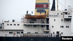 خدمه کشتی ۶۷۰۰ تنی "مودوبونگ" در بندر تاکسپن- آوریل ۲۰۱۵. کره شمالی مکزیک را به توقیف غیرقانونی یکی از کشتی های این کشور متهم کرده است. شورای امنیت می گوید این کشتی متعلق به شرکتی است که در لیست سیاه قرار دارد.