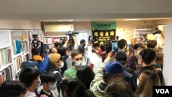 香港铜锣湾书店4月25日正式在台北开幕，创办人林荣基说，台湾是香港人最后的堡垒 （美国之音黄丽玲摄）