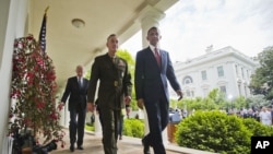 باراک اوباما رئیس جمهوری (راست) و جوزف دانفورد رئیس ستاد مشترک نیروهای مسلح آمریکا در کاخ سفید - بهار ۱۳۹۴ 