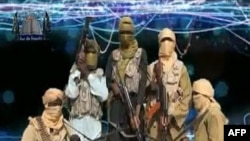 Une image extraite le 24 décembre 2012 d'une vidéo diffusée par le groupe islamiste Ansaru, avec certains de ses hommes au visage caché posant avec des armes dans un lieu inconnu.