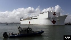 El año pasado, el buque hospital militar USNS Comfort atendió a refugiados venezolanos y de otros países de la región durante su paso por Colombia, Perú, Ecuador y Honduras.