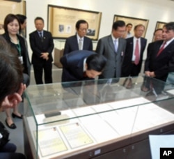 台湾总统马英九俯身观看相关历史文件