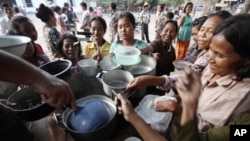 ជន​​ភៀស​សឹក​​​ខ្មែរ​កំពុង​ចែក​សម្ល​គ្នា​សម្រាប់​បាយ​ល្ងាច​នៅ​ឯ​ជំរុំ​ភៀសសឹក ​មួយ​នៅ​ក្រុង​សំរោង​ខេត្ត​ឧត្តរមានជ័យ ដែល​មាន​ចម្ងាយ​ប្រមាណ​៣២៥គីឡូម៉ែត្រ​ភាគ​ពាយ័ព្យ​ទី​ក្រុង​ភ្នំពេញ កាល​ពី​ថ្ងៃ​ទី​២៥​ខែមេសា​ឆ្នាំ​២០១១។