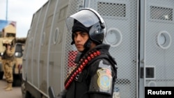 Seorang petugas keamanan Mesir tengah berjaga di Alexandria, Mesir. Pemerintah Mesir mengerahkan pasukan keamanan untuk mengantisipasi protes terhadap langkah-langkah penghematan ekonomi. (Foto: dok/REUTERS/Asmaa Waguih).