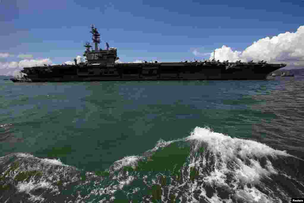 美國航空母艦羅納德·里根號2017年10月2日訪問中國香港港口。隸屬美國海軍第七艦隊的尼米茲級核動力航母“里根號”及其“查菲號”驅逐艦9月初離開日本橫須賀基地赴南中國海巡邏之後,駛抵香港訪問補給,逗留四五天,船上五千名官兵分批上岸休息,參與官方交流及社區活動,包括訪問學校等。