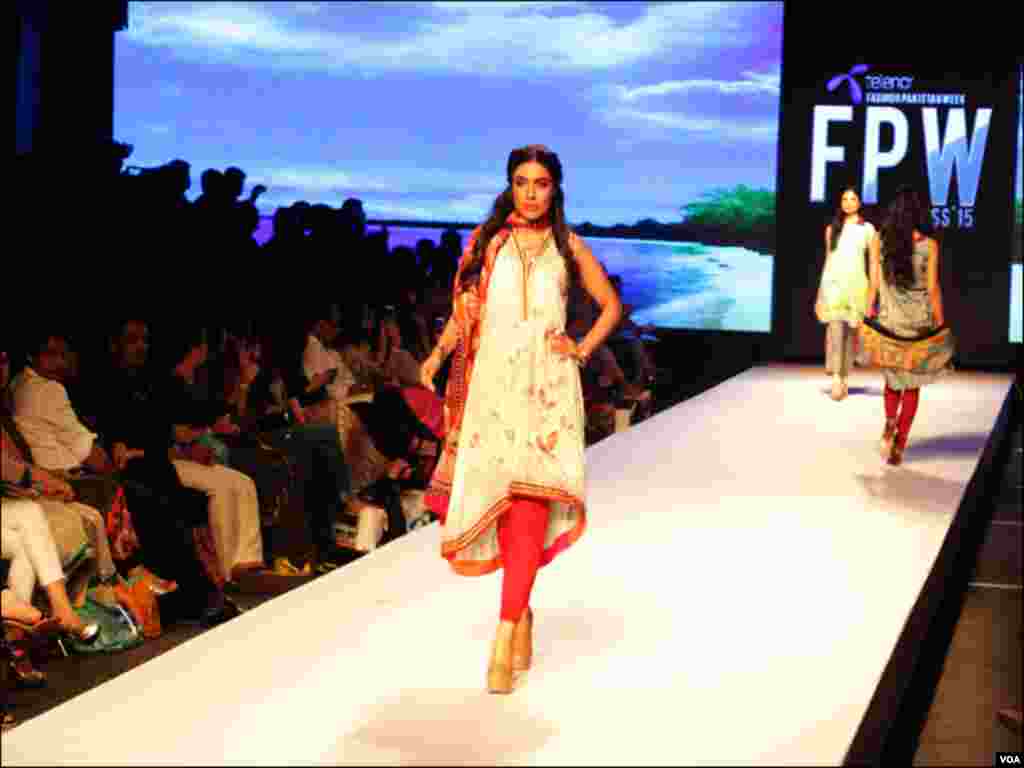 پاکستان فیشن ویک میں ملک بھر سے مختلف ڈیزائنرز حصہ لے رہے ہیں