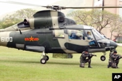 解放军向到访港人分发礼物