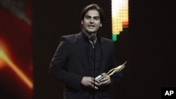 Arbaaz Khan accepts his award for best picture for his work in "Dabangg" during the International Indian Film Academy (IIFA) awards show in Toronto June 25, 2011.