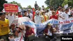 Người biểu tình chống Trung Quốc tập trung phía trước tượng đài vua Lý Thái Tổ ở Hà Nội, ngày 22/7/2012