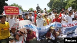 Warga Vietnam melakukan unjuk rasa anti-Tiongkok di Hanoi hari Minggu (22/7), setelah pengumuman Beijing mengenai rencana pembangunan pangkalan militer di kota Sansha di Laut Cina selatan.