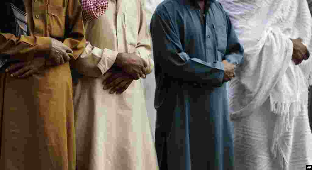Umat Muslim shalat di depan Kabah di Tanah Suci Mekah, Arab Saudi (23/10).