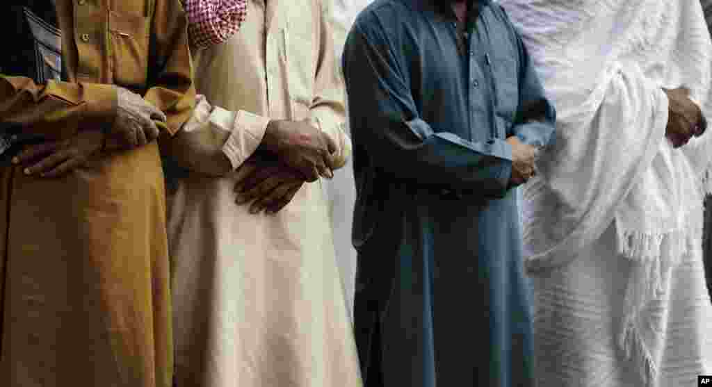 Muslim pilgrims pray outside the Grand Mosque in the holy city of Mecca, Saudi Arabia, October 23, 2012. 