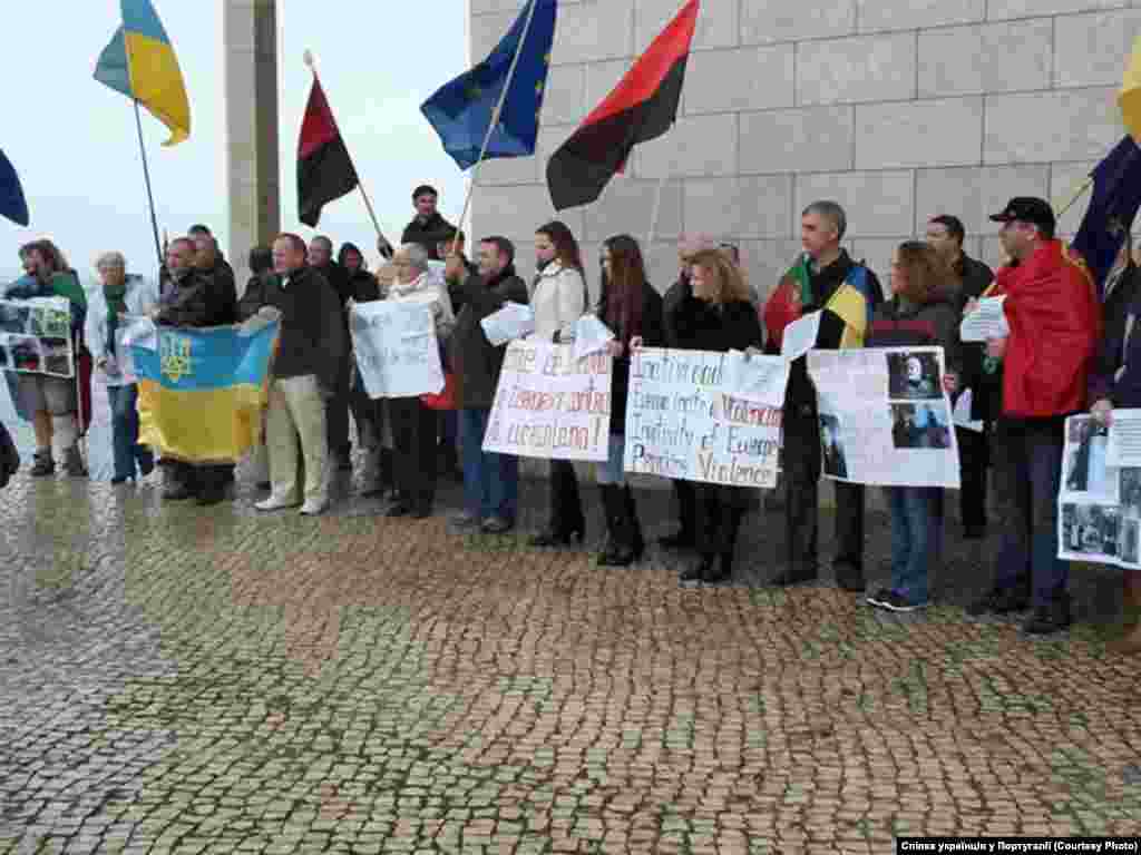 Лісабон "Покажіть вже зараз, що європейські цінності, за які 30 листопада 2013 року були по-звірячому побиті мирно протестуючі студенти у Києві, за які, вже більше трьох місяців день і ніч мужньо стоять українці на Майдані Незалежності, і за які вже загинули люди, це цінності, що не толерують корупцію як основу соціальних проблем і як наслідок еміграції".