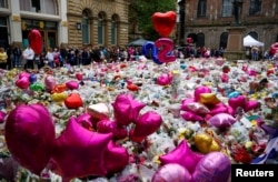 Flores y tributos para las víctimas del ataques al Manchester Arena en la Plaza St Ann en Manchester, Gran Bretaña. Mayo 29, 2017.
