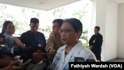 Menter Luar Negeri Retno Marsudi memberikan keterangan soal pencekalan Panglima TNI