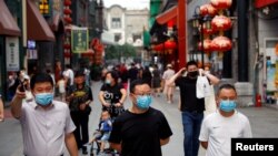 တရုတ်နိုင်ငံ Beijing မြို့ရှိ ဈေးဝယ်နေရာတခုမှာ တွေ့ရတဲ့ လူတချို့။ (ဇူလိုင် ၃၀၊ ၂၀၂၀)