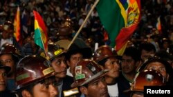 ພວກຄົນງານບໍ່ແຮ່ໂບລີເວຍ ໄປຮ່ວມປະຊຸມ ສະໜັບສະນຸນ ປະທານາທິບໍດີ Evo Morales ທີ່ເມືອງ Cochabamba (4 ກໍລະກົດ 2013)