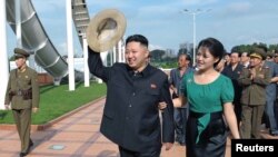 Prezida wa Korea ya Ruguru, Kim Jong-Un n'Umutambukanyi Wiwe, Ri Sol-Ju