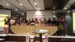 Sejumlah Komisioner Komnas Perempuan dan organisasi mitra saat meluncurkan Catatan Tahunan Perempuan 2020 di Jakarta pada Jumat, 6 Februari 2020. (Foto: Sasmito Madrim/VOA)