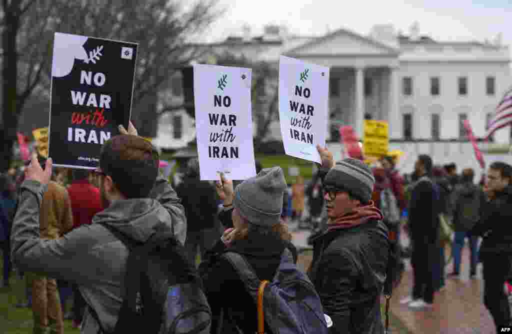 مظاہروں کا آغاز ہفتے کو ہوا۔ امریکی صدر کی رہائش گاہ وائٹ ہاؤس کے سامنے ہونے والے ایک مظاہرے میں جنگ مخالف کارکنوں نے نہ صرف نعرے لگائے بلکہ انہوں نے پلے کارڈز بھی اپنے ہاتھوں میں اٹھائے ہوئے تھے جن میں سے کئی پر یہ عبارت درج تھی کہ &#39;ایران کے خلاف جنگ نہ کی جائے&#39;