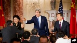 Menteri Luar Negeri AS John Kerry (dua dari kanan), Menteri Keuangan AS Jack Lew (kiri), Wakil PM China Liu Yandong (dua dari kanan) dan anggota Dewan Negara China Yang Jiechi (kanan) dalam jamuan makan malam Dialog Keamanan dan Ekonomi AS-China di kantor Departemen Dalam Negeri di Washington, Selasa (23/6).