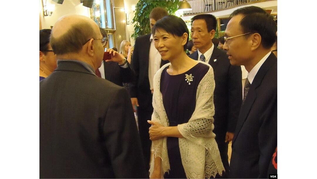 台湾第一夫人周美青在6月5日“观”舞剧首演后的莫斯科酒会上同俄方人士交谈。右一为台北莫斯科经济文化协调委员会驻莫斯科代表处代表陈俊贤。(美国之音白桦拍摄)