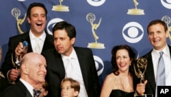 "Tout le monde aime Raymond", les Emmys, Los Angeles, le 18 septembre 2005 .(AP Photo/Reed Saxon)